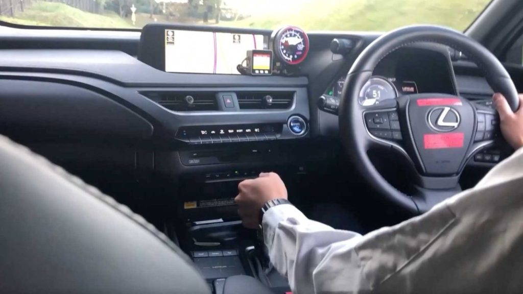 5 gestos que destrozarán el cambio de tu coche antes de tiempo 16 Motor16 2023 Lexus Toyota eléctricos manuales. Imagen portada.