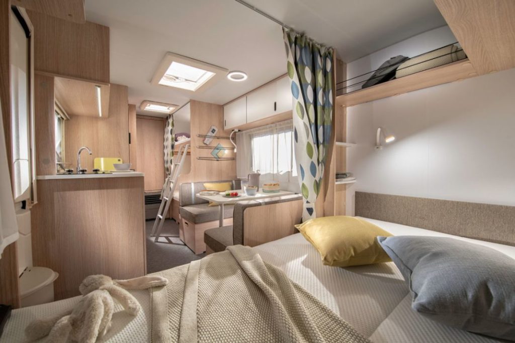 Esta es la caravana definitiva: cuesta 10.000 euros, tiene cama doble y un equipamiento de primera 21 Motor16 Adria