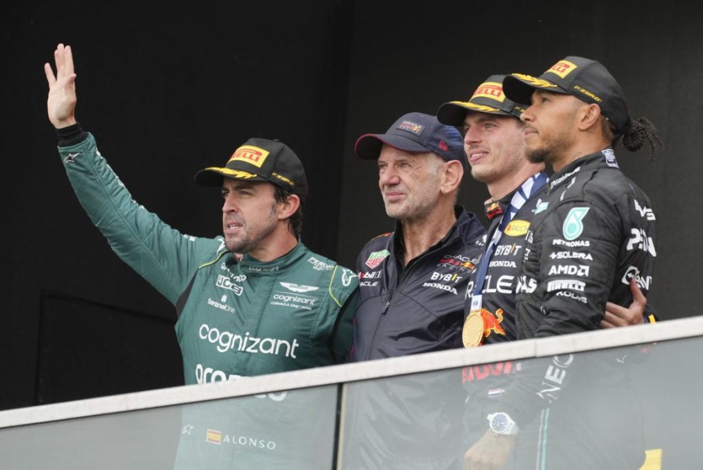'Si no hubieses tenido que gestionar ese problema...' ¿Están Alonso y Aston Martin más cerca de Red Bull? 3 Motor16 podio Motor16