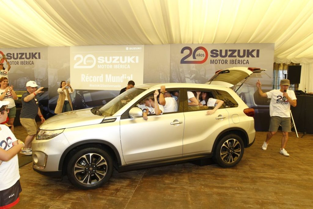 record suzuki vitara 23 personas dentro 20239 Motor16