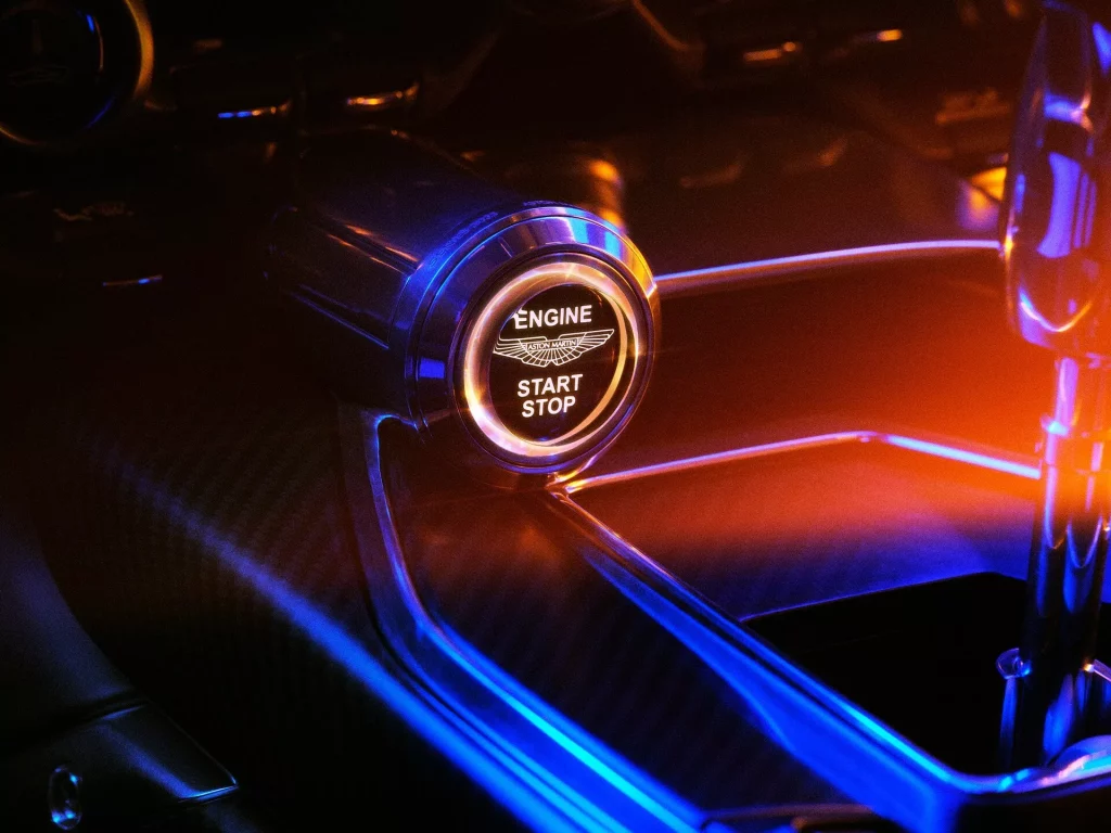 Valour. El Aston Martin más especial, cuelga el cartel de 'todo vendido' 14 Motor16 2023 Aston Martin Valour 12 Motor16