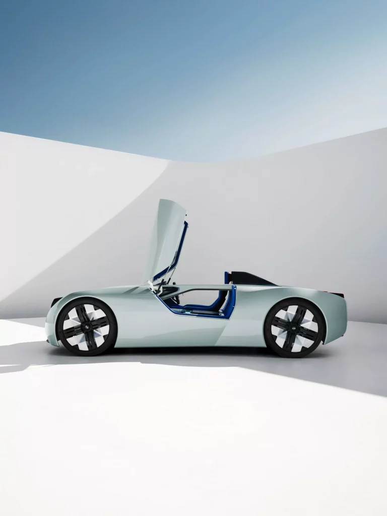 Makkina reedita el Triumph TR25 sobre la base de un BMW i3 25 Motor16 2023 Makkina Triumph TR25 21 Motor16