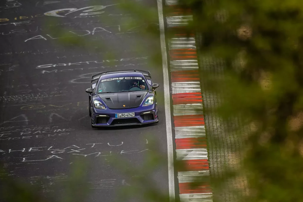2023 Manthey Porsche 718 Cayman GT4 RS. Imagen movimiento frontal.