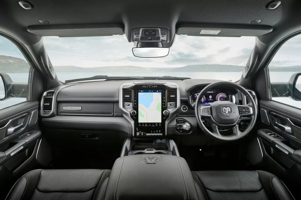 2023 RAM 1500 Laramie Sport. Imagen salpicadero.