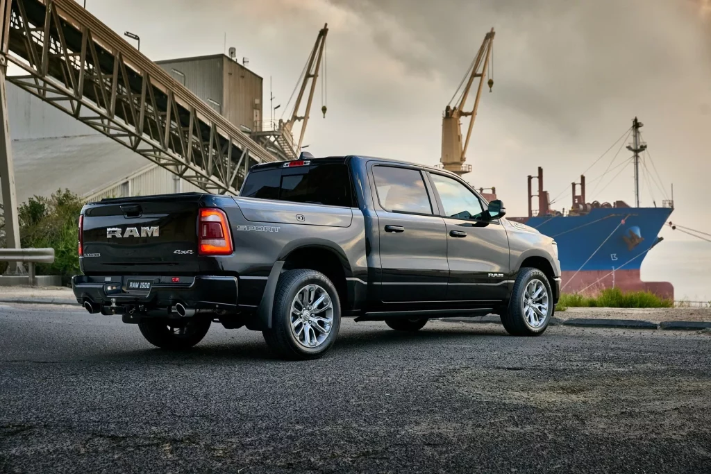 2023 RAM 1500 Laramie Sport. Imagen estática trasera.