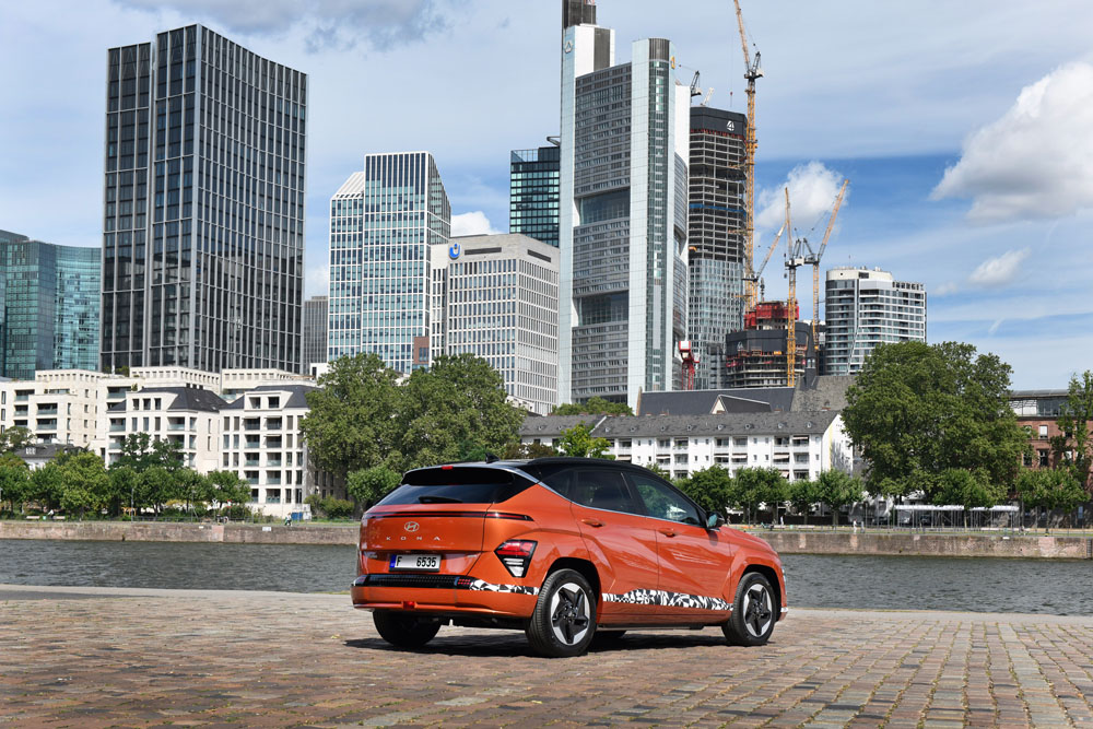 Hyundai Kona EV: conducimos un SUV '0 emisiones' que mejora en todo 5 Motor16 2023 Hyundai Kona EV. Al volante. Imagen estática trasera.