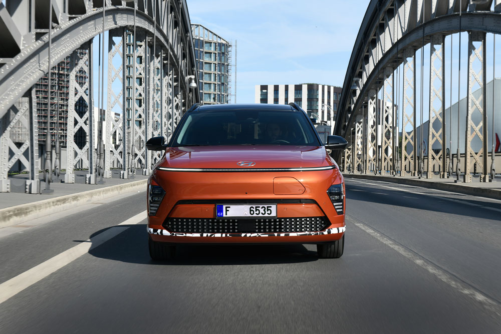 Hyundai Kona EV: conducimos un SUV '0 emisiones' que mejora en todo 8 Motor16 2023 Hyundai Kona EV. Al volante. Imagen frontal.