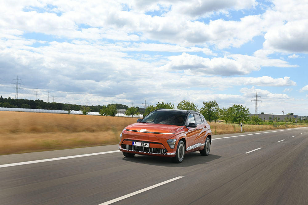Hyundai Kona EV: conducimos un SUV '0 emisiones' que mejora en todo 6 Motor16 2023 Hyundai Kona EV. Al volante. Imagen movimiento delantero.