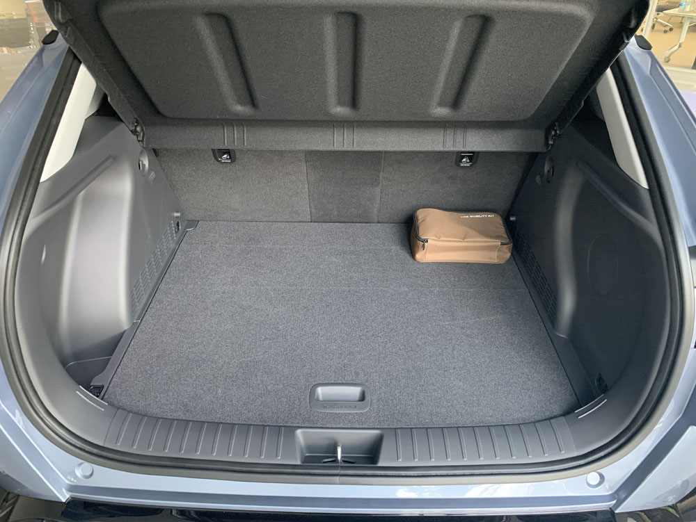 Hyundai Kona EV: conducimos un SUV '0 emisiones' que mejora en todo 2 Motor16 2023 Hyundai Kona EV. Al volante. Imagen maletero.