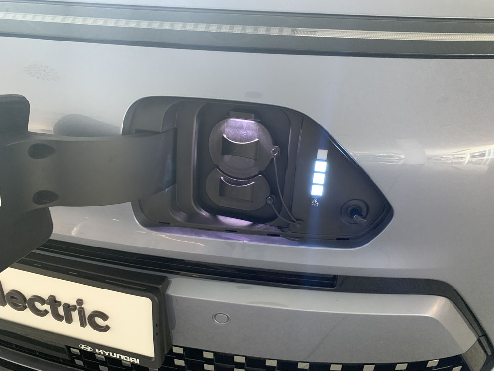 Hyundai Kona EV: conducimos un SUV '0 emisiones' que mejora en todo 7 Motor16 2023 Hyundai Kona EV. Al volante. Imagen detalle punto de carga.