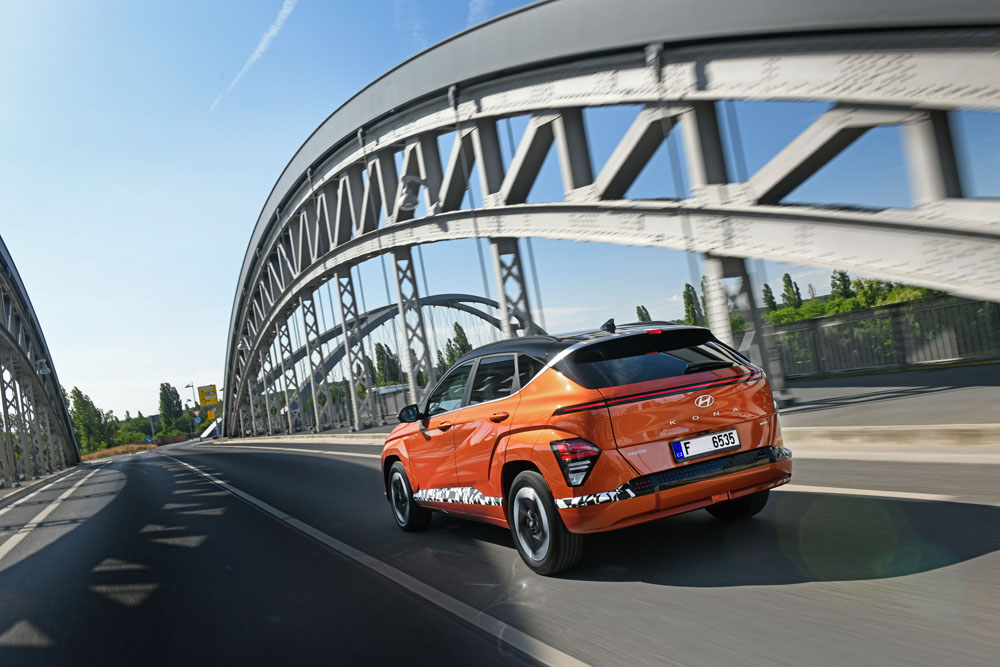 Hyundai Kona EV: conducimos un SUV '0 emisiones' que mejora en todo 1 Motor16 2023 Hyundai Kona EV. Al volante. Imagen movimiento trasero.