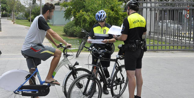 La DGT lo deja claro en la Ley de Tráfico: así debe comportarse un ciclista 80 Motor16 2023 bicletas adelantamiento multas dgt 2 Motor16