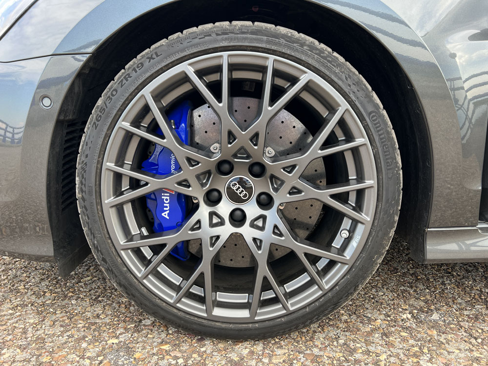 2023 Audi RS3 Performance Sportback. Prueba. Imagen detalle llanta y frenos.