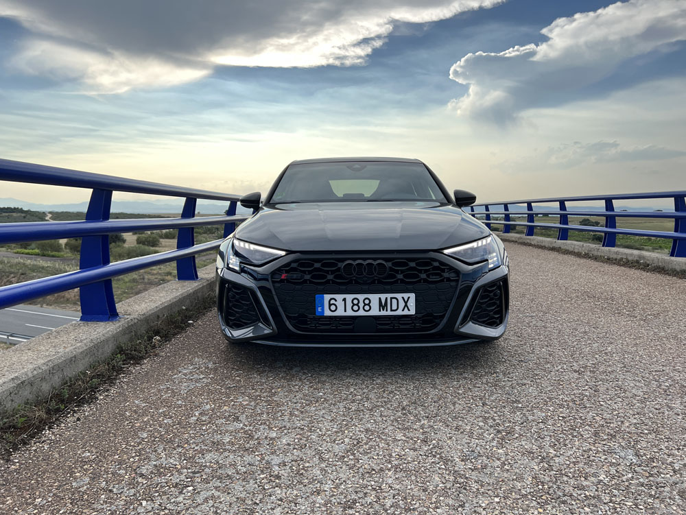 2023 Audi RS3 Performance Sportback. Prueba. Imagen estática frontal.