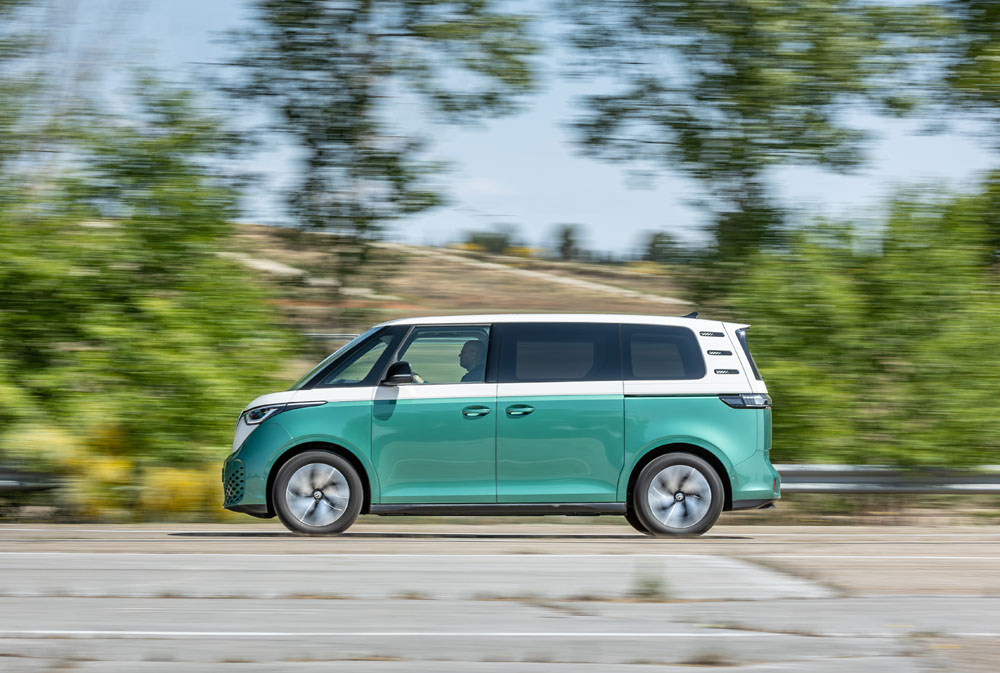 Probamos el Volkswagen ID.Buzz. Un hippy con posibles 4 Motor16 2023 Prueba Volkswagen ID.Buzz Pro. Imagen movimiento barrido.