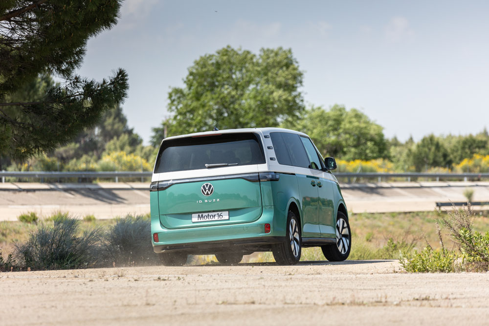 Probamos el Volkswagen ID.Buzz. Un hippy con posibles 2 Motor16 2023 Prueba Volkswagen ID.Buzz Pro. Imagen movimiento trasero.