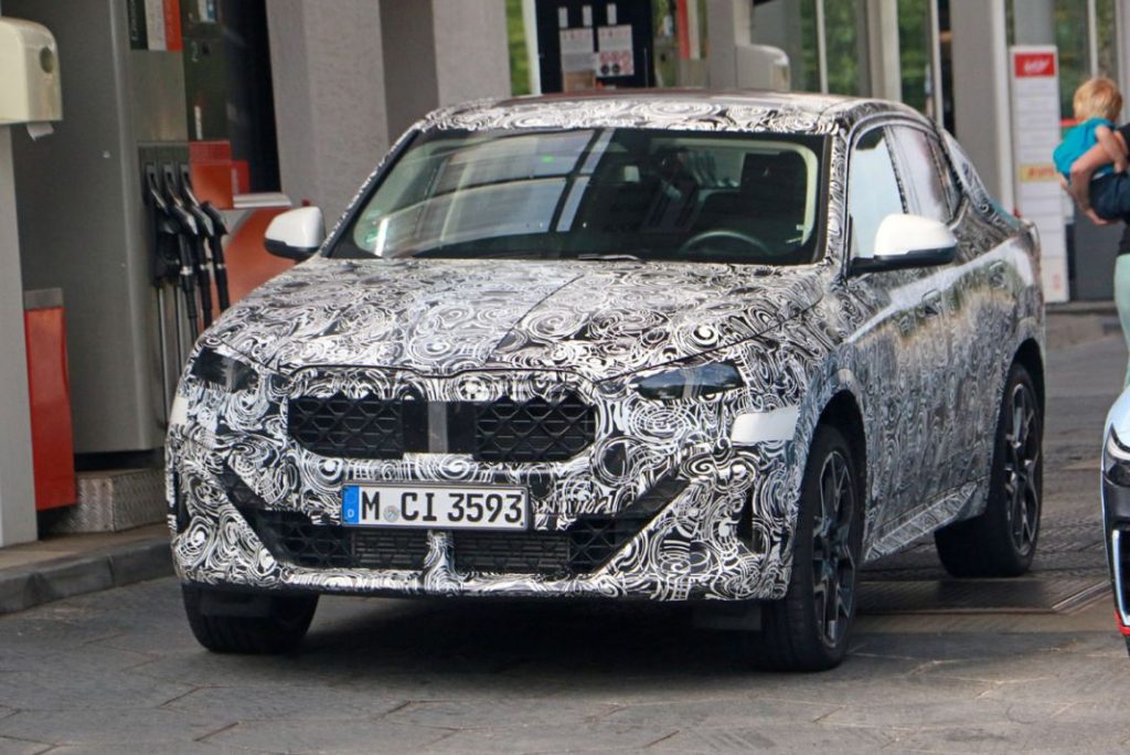 El BMW X2 muestra, otra vez, su nuevo estilo de SUV coupé 1 Motor16 BMW X2 base less camo 1 Motor16