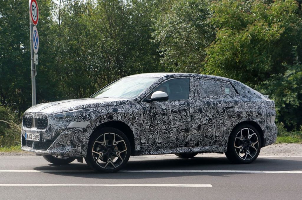 El BMW X2 muestra, otra vez, su nuevo estilo de SUV coupé 14 Motor16 BMW X2 base less camo 12 Motor16