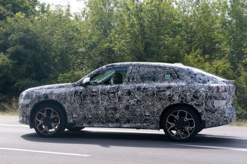 El BMW X2 muestra, otra vez, su nuevo estilo de SUV coupé 15 Motor16 BMW X2 base less camo 13 Motor16