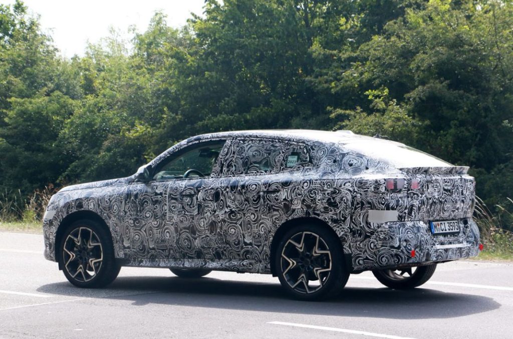 El BMW X2 muestra, otra vez, su nuevo estilo de SUV coupé 16 Motor16 BMW X2 base less camo 14 Motor16