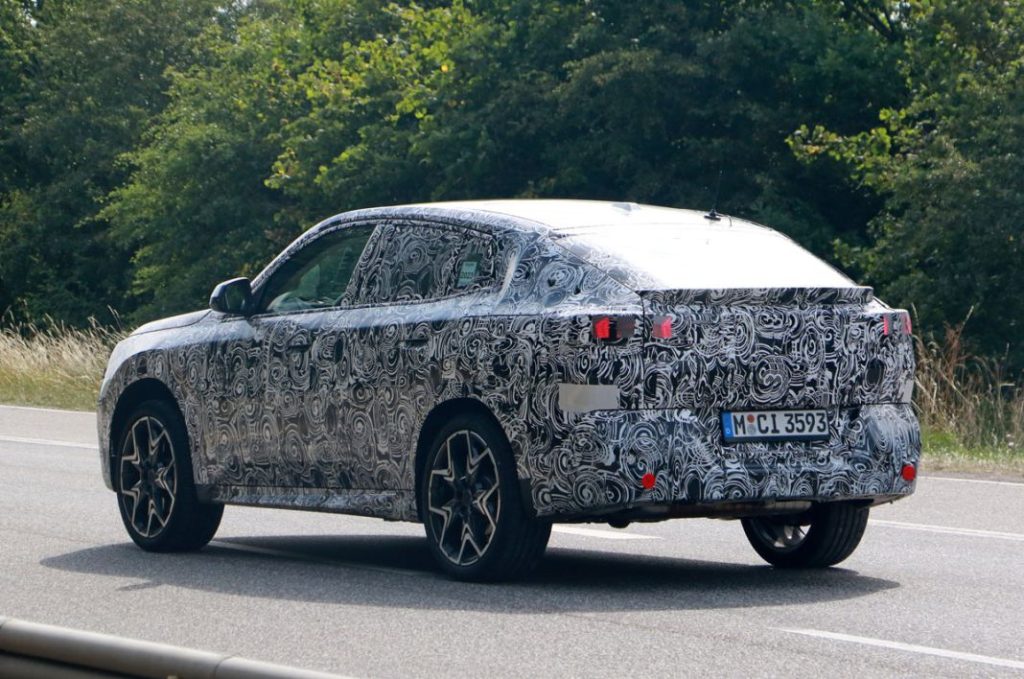 El BMW X2 muestra, otra vez, su nuevo estilo de SUV coupé 17 Motor16 BMW X2 base less camo 15 Motor16