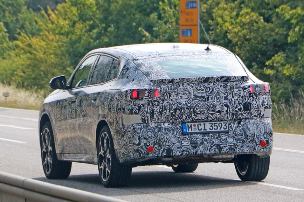 El BMW X2 muestra, otra vez, su nuevo estilo de SUV coupé 19 Motor16 BMW X2 base less camo 17 Motor16