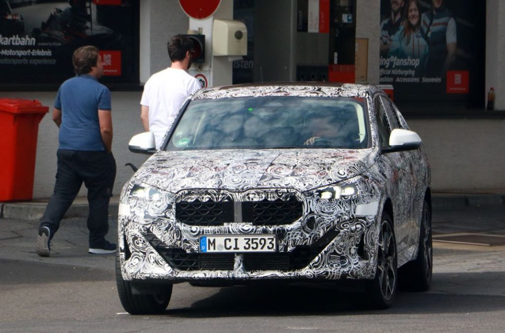 El BMW X2 muestra, otra vez, su nuevo estilo de SUV coupé 4 Motor16 BMW X2 base less camo 2 Motor16