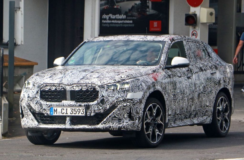 El BMW X2 muestra, otra vez, su nuevo estilo de SUV coupé 5 Motor16 BMW X2 base less camo 3 Motor16