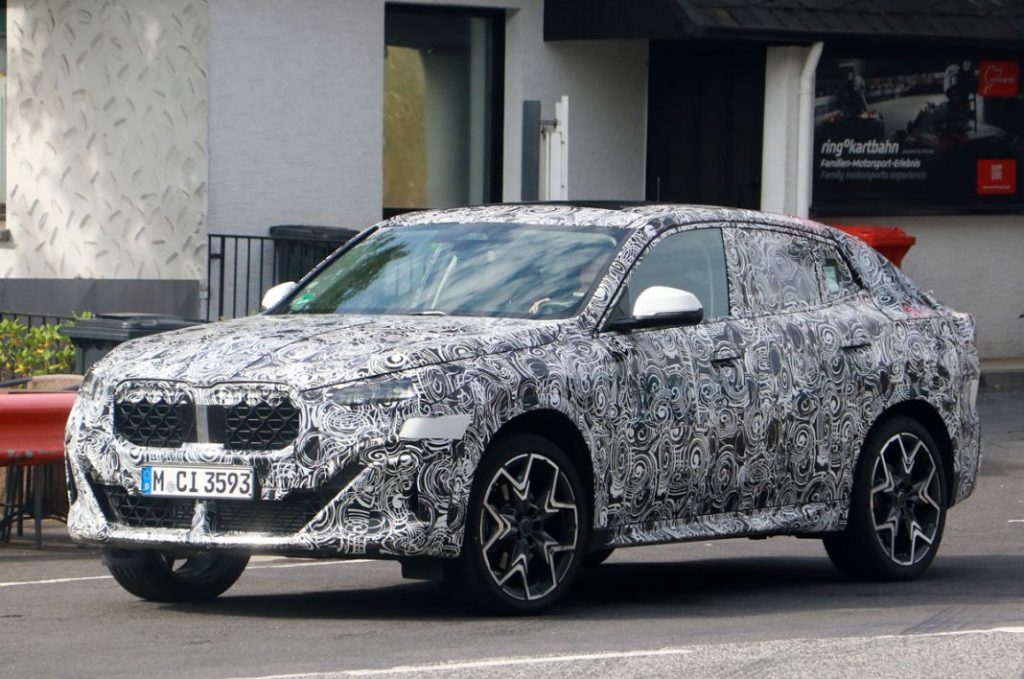 El BMW X2 muestra, otra vez, su nuevo estilo de SUV coupé 6 Motor16 BMW X2 base less camo 4 Motor16