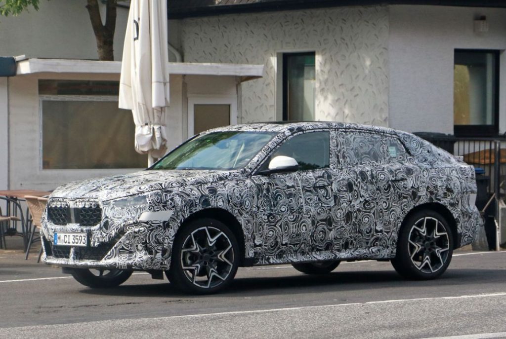 El BMW X2 muestra, otra vez, su nuevo estilo de SUV coupé 7 Motor16 BMW X2 base less camo 5 Motor16