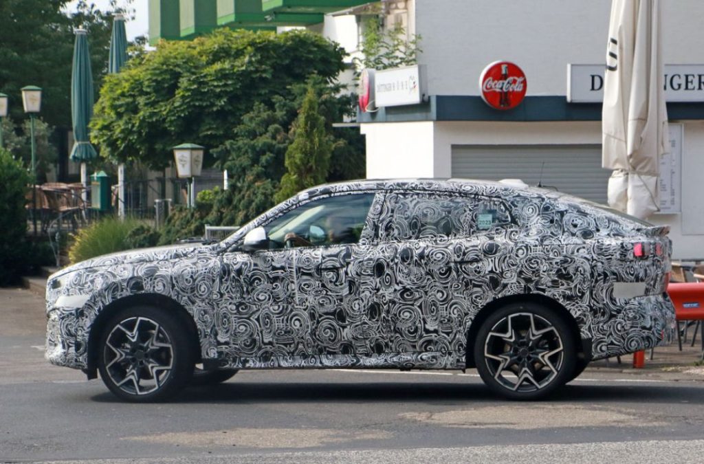 El BMW X2 muestra, otra vez, su nuevo estilo de SUV coupé 2 Motor16 BMW X2 base less camo 6 Motor16