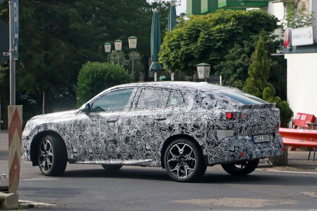 El BMW X2 muestra, otra vez, su nuevo estilo de SUV coupé 9 Motor16 BMW X2 base less camo 7 Motor16