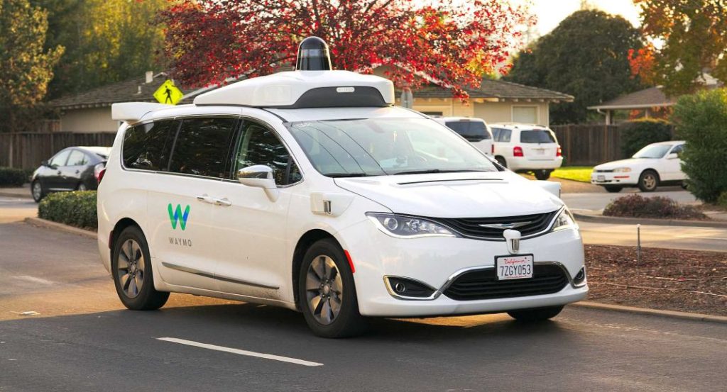 Los coches autónomos se convierten en los ojos de la policía 2 Motor16 Chrysler Pacifica Waymo Los Altos 2017 Motor16