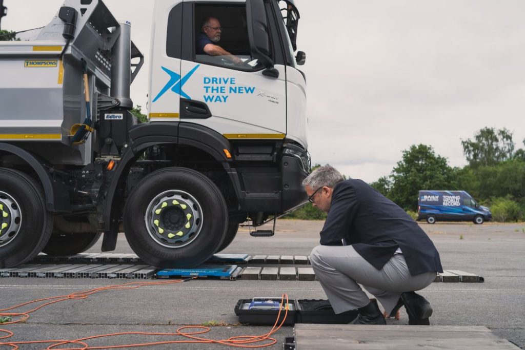 Iveco e Daily Tow World Record Luc Lacey 0118 Motor16