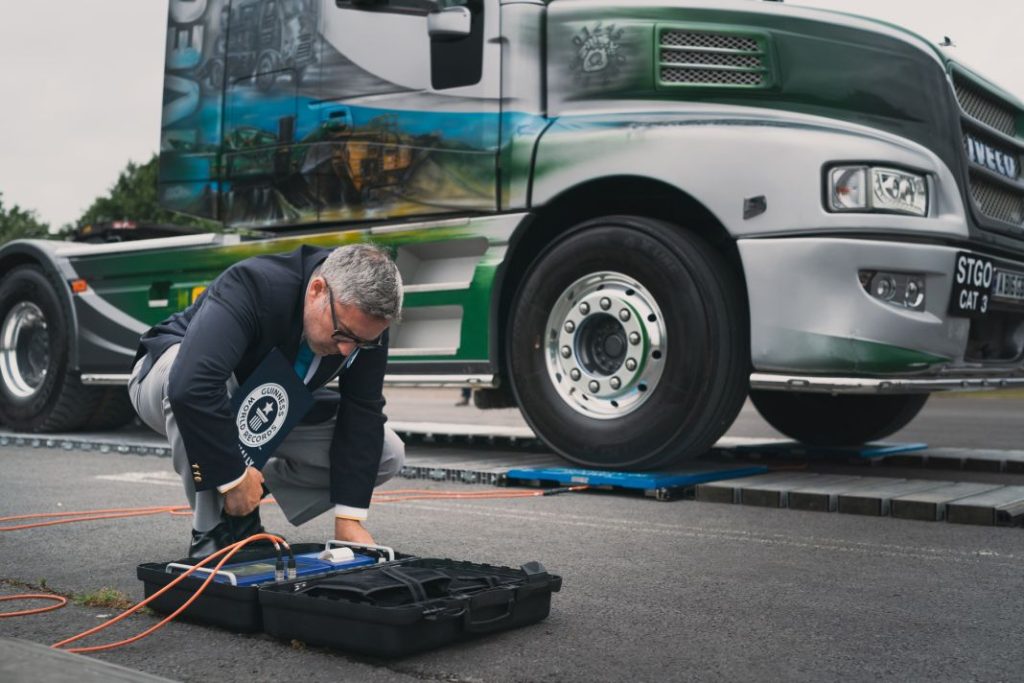 Iveco e Daily Tow World Record Luc Lacey 01361 Motor16