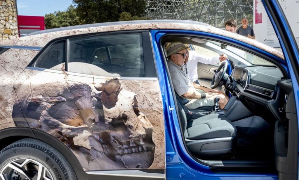 Miguelón, el cráneo más famoso de Atapuerca, se pasea en un Kia Sportage 1 Motor16 El Kia Sportage cedido a la Fundación Atapuerca está personalizado con el cráneo de Miguelón.