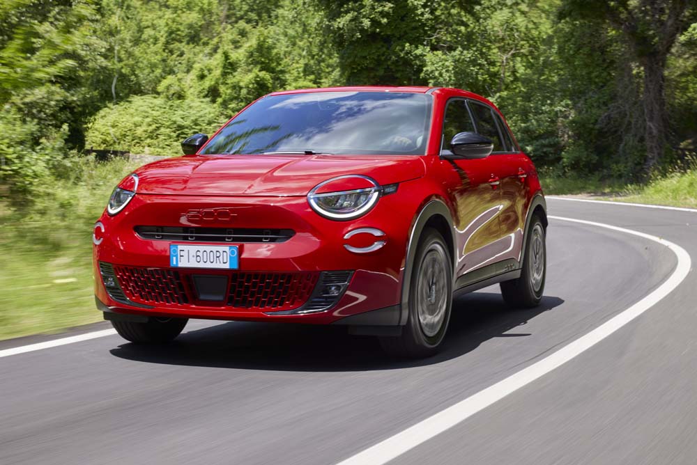 El Fiat 600e ya tiene precio. Y cuesta menos que un Avenger y que un e-2008 1 Motor16 2023 Fiat 600e. Imagen movimiento.