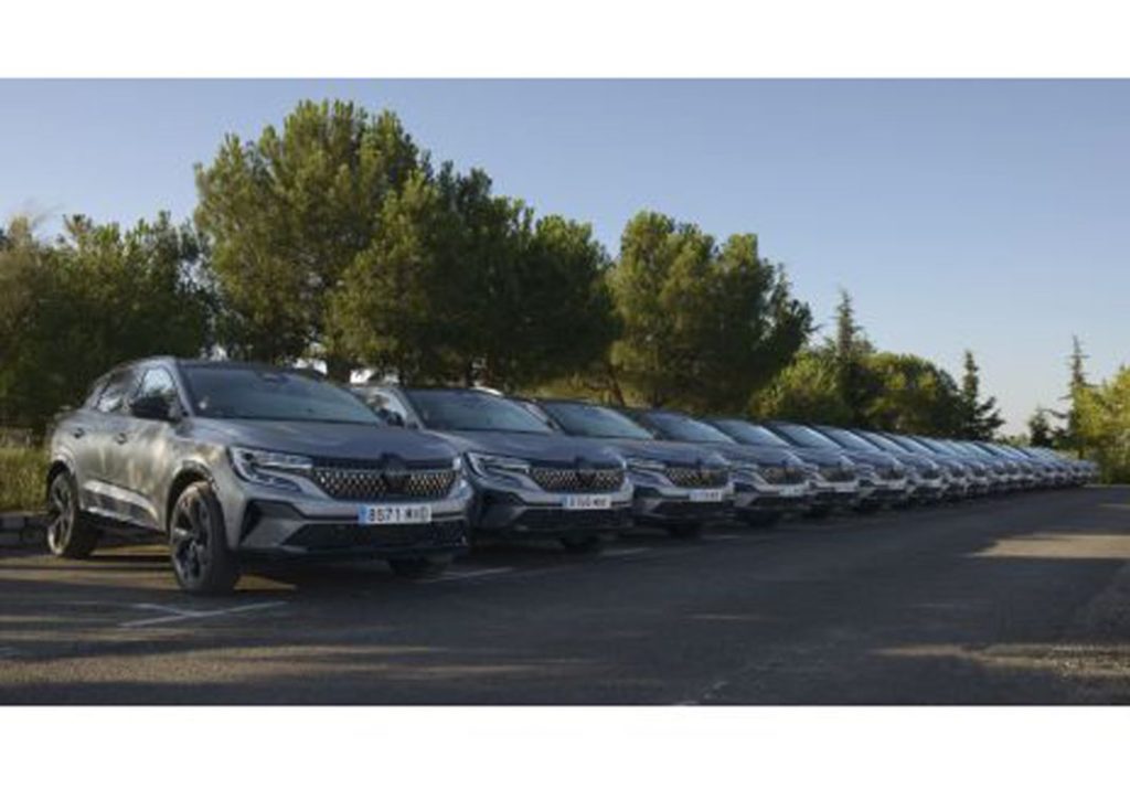 El coche 'Made in Spain' que estará en la presidencia de España en la UE 1 Motor16 Los coches que ha cedido Renault son Austral E-Tech full hybrid fabricados en España.