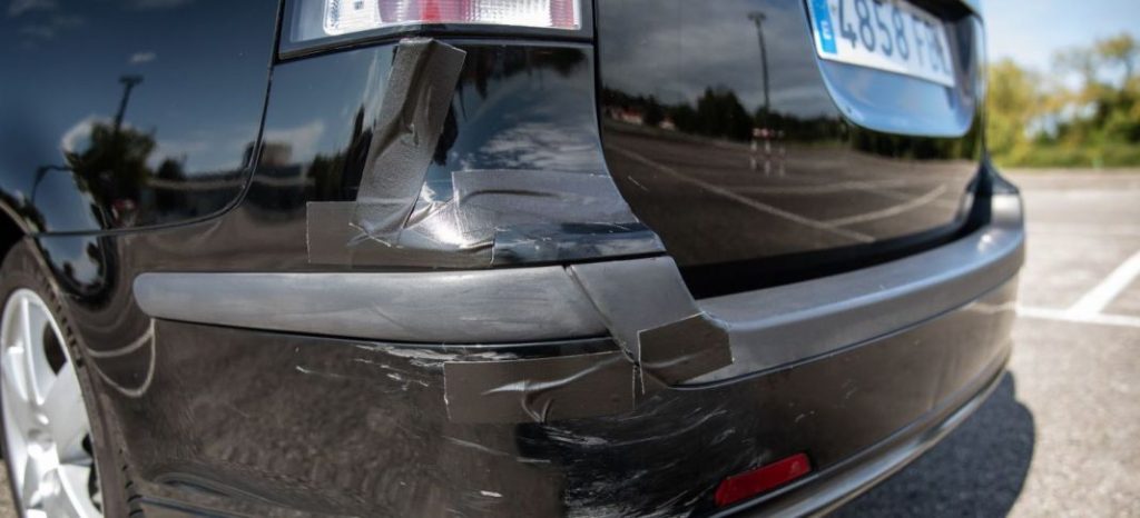 Grapar el cinturón, poner cinta aislante en el espejo y otras chapuzas que no te servirán para pasar la ITV 99 Motor16 TUV chapuzas ITV Cinta americana Motor16