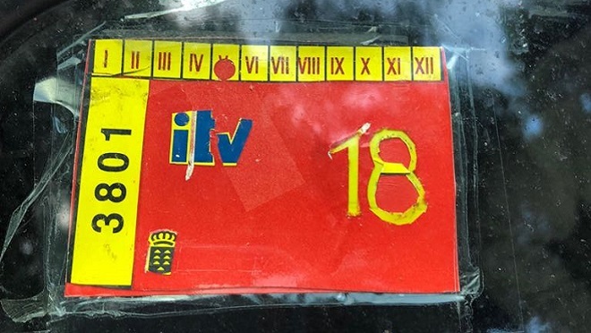2023 Pegatina ITV falsificada. Chapuza. Imagen.