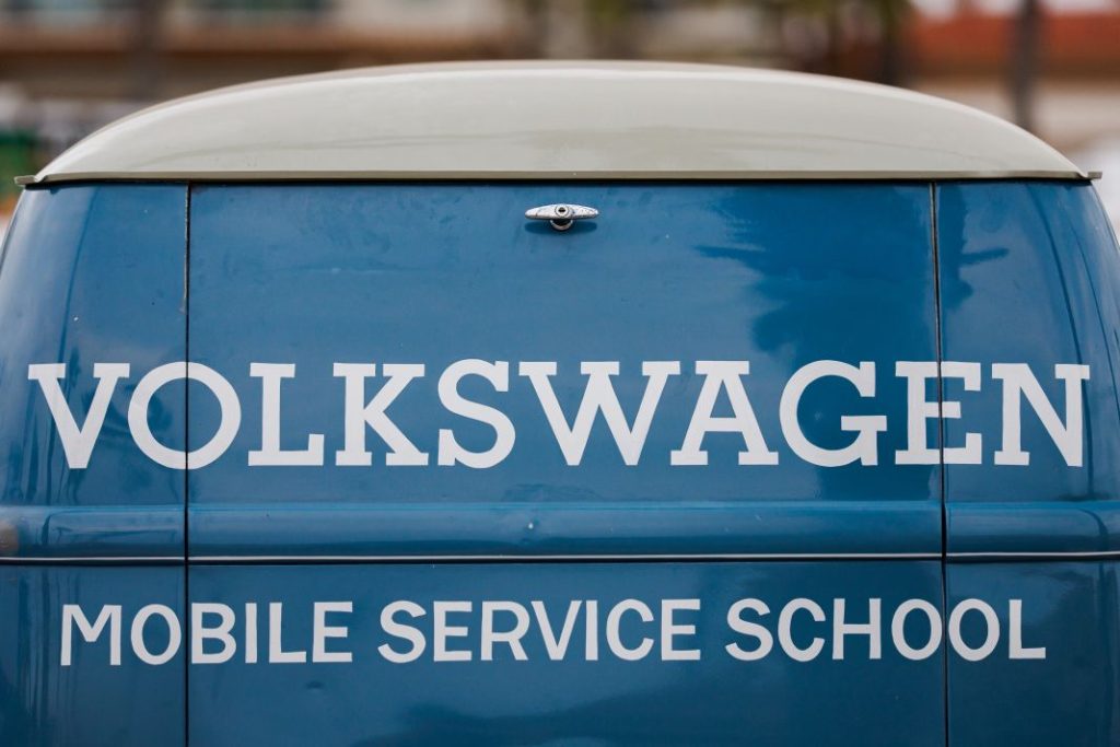 Volkswagen transporter Type 2 Schulwagen 5 Motor16