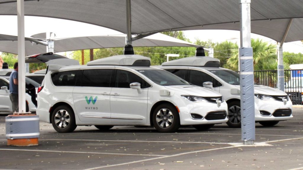 Los coches autónomos se convierten en los ojos de la policía 1 Motor16 Waymo taxi autonomo Motor16