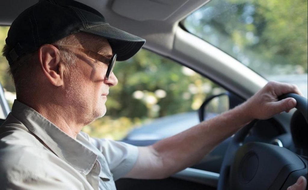 El truco de la DGT para saber antes que tú si debes conducir con gafas o lentillas 155 Motor16 atención