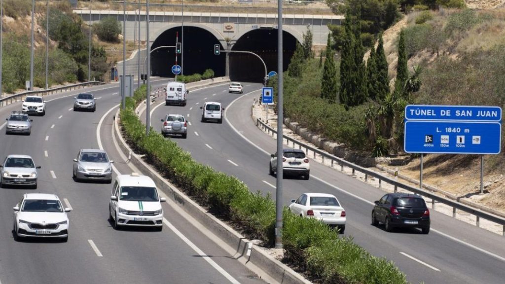 El motivo por el que la DGT te dice que debes conducir bien calzado 208 Motor16 coche 7 Motor16