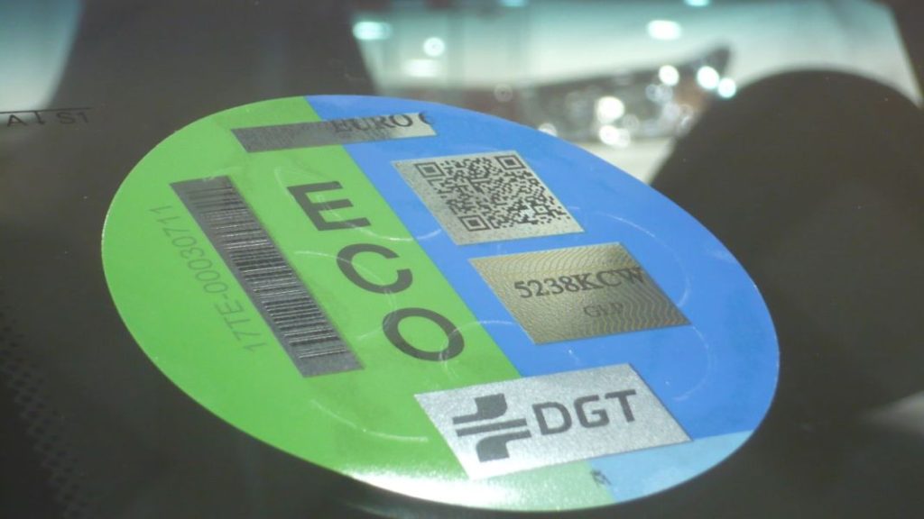 ¿Puede multarte la DGT por no llevar esta pegatina medioambiental? 89 Motor16 restricciones