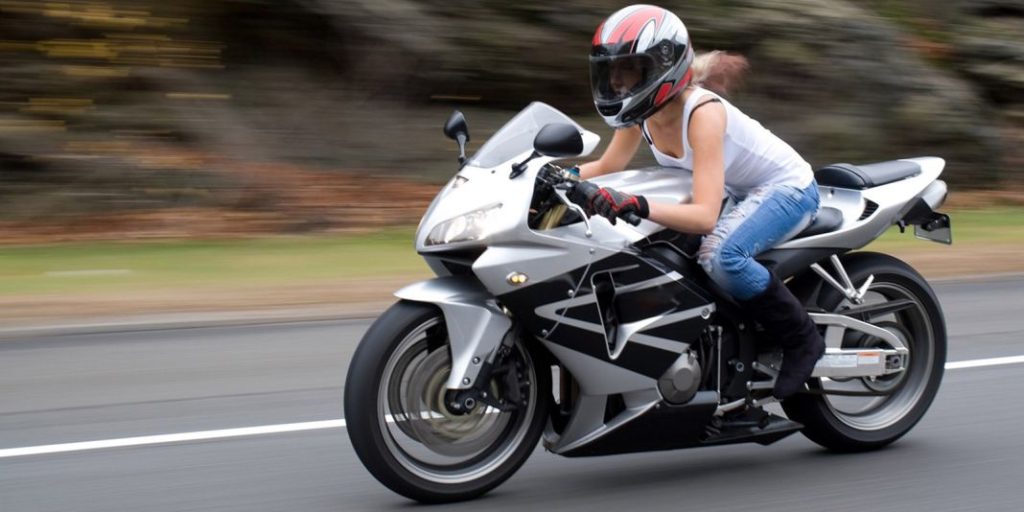 Motero: esto es lo que debes hacer antes y después de tu ruta en moto 40 Motor16 ejercicio