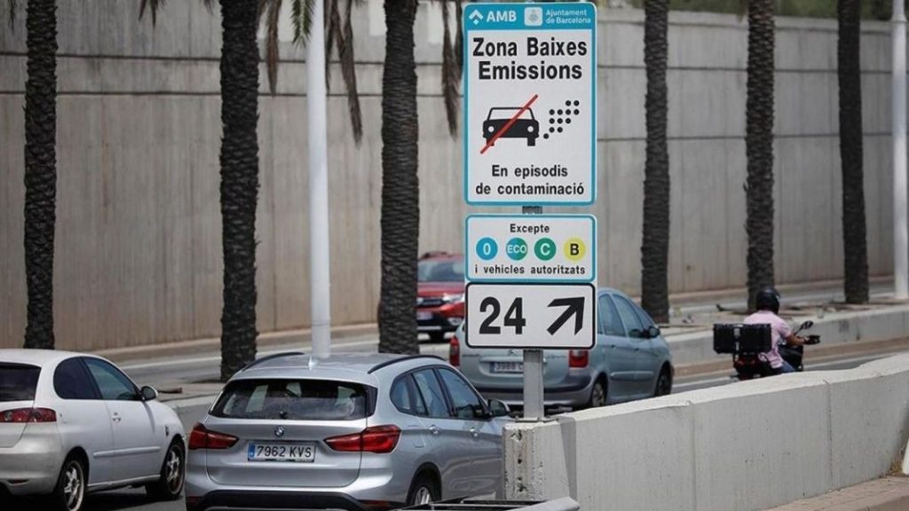 ¿Puede multarte la DGT por no llevar esta pegatina medioambiental? 90 Motor16 control