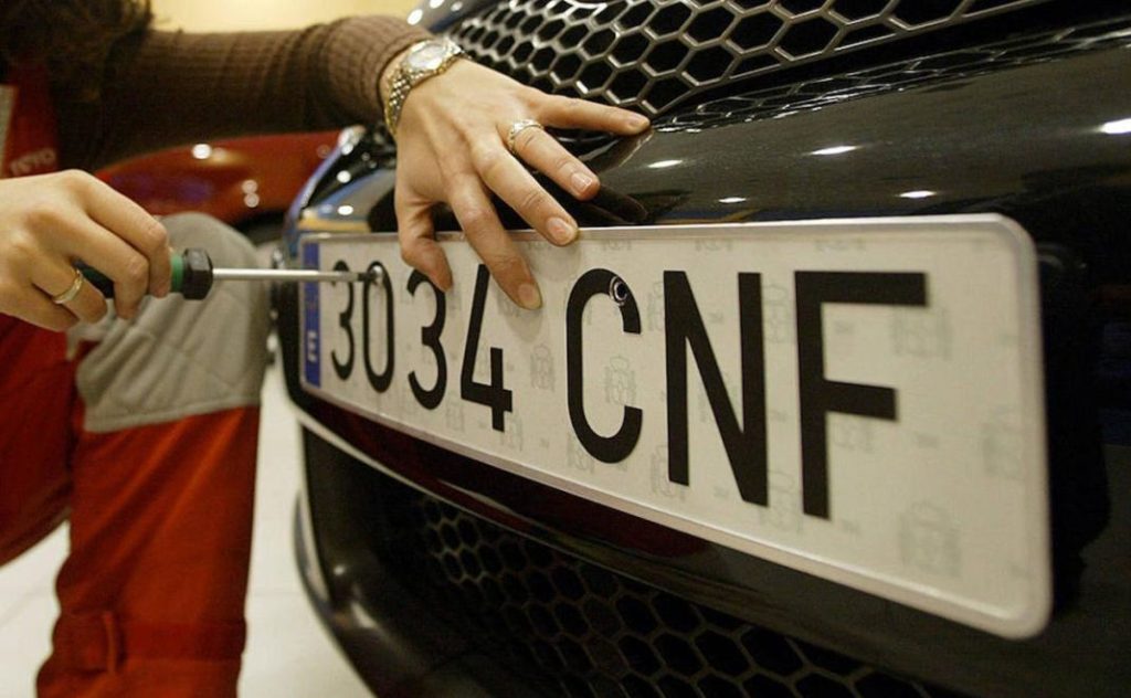 La multa que te puede poner la DGT por llevar así la matrícula 33 Motor16 multas