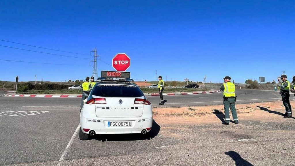 Llega agosto y una nueva multa de la DGT a quien no lleve esto en su coche desde hoy 87 Motor16 cuidado