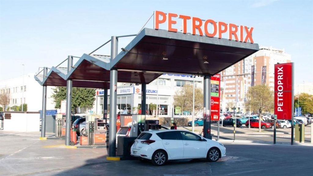 Las gasolineras low cost hacen tambalearse a los gigantes Repsol, Galp y BP en España 32 Motor16 establecimientos